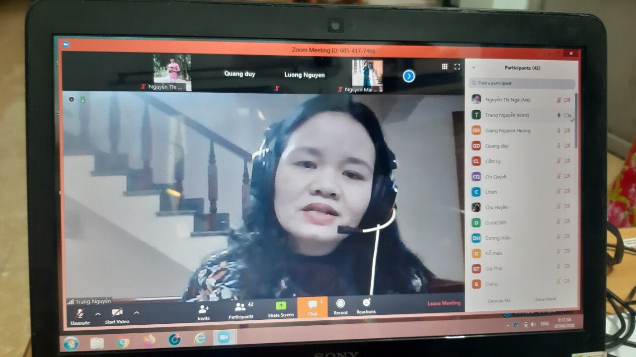 Cô giáo Nguyễn Thị Thu Trang ( giáo viên môn Ngữ văn) dạy học trực tuyến