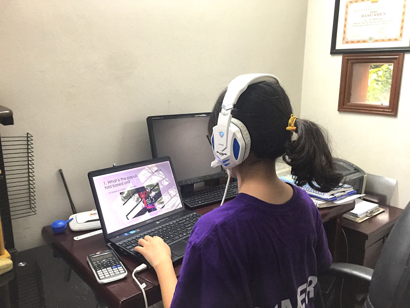 Học sinh Vũ Lam Bình ( 12 Anh)  ôn luyện kiến thức trong buổi học trực tuyến  (Ảnh do gia đình cung cấp)