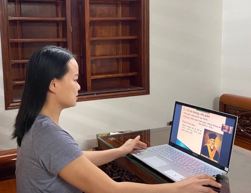 Cô giáo Nguyễn Thị Nga ( Tổ trưởng tổ Lịch sử) đang chuẩn bị bài dạy trực tuyến (Ảnh do nhân vật cung cấp)