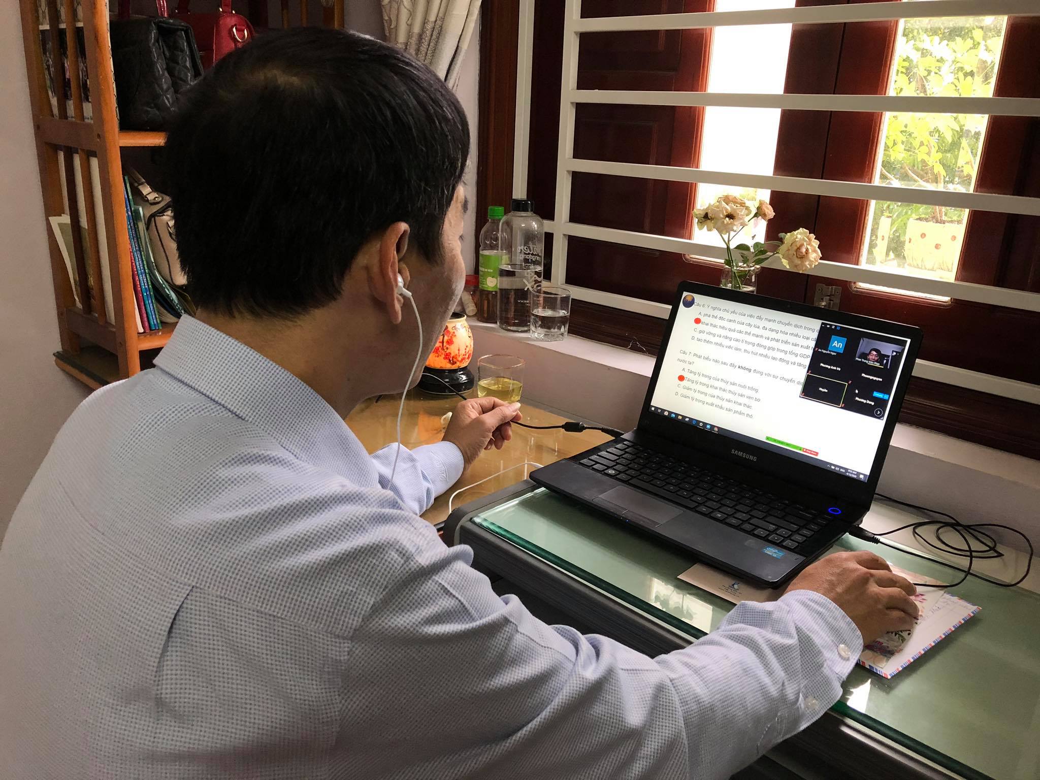Thầy Phan Trung Kiên ( tổ trưởng tổ Địa lý) dạy học trực tuyến lớp 10 Địa
