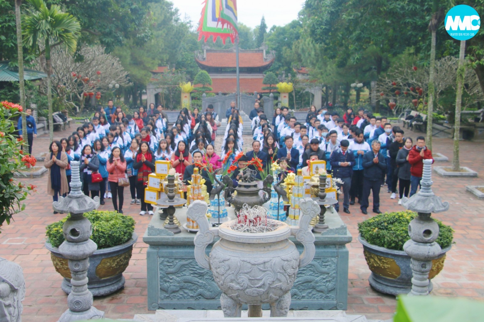 Buổi lễ dâng hương của các sĩ tử đội tuyển Quốc gia trường THPT chuyên Nguyễn Trãi