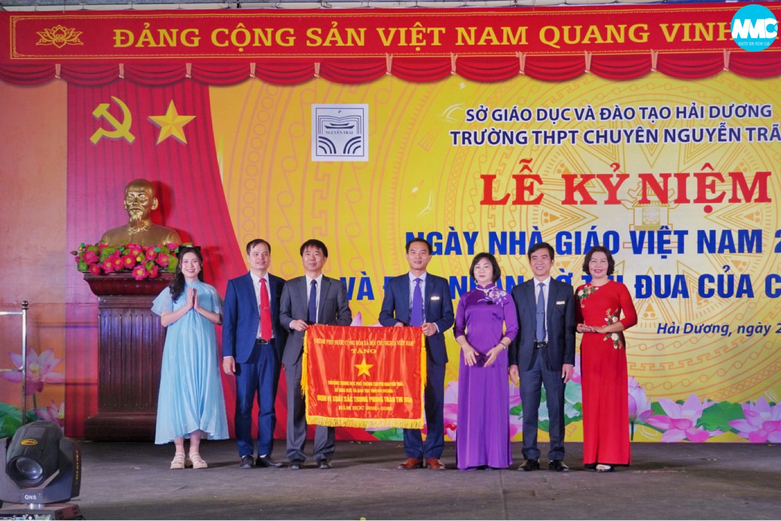 Tưng bừng chào đón lễ kỷ niệm 41 năm Ngày Nhà giáo Việt Nam 20/11 và đón nhận Cờ thi đua của Chính phủ