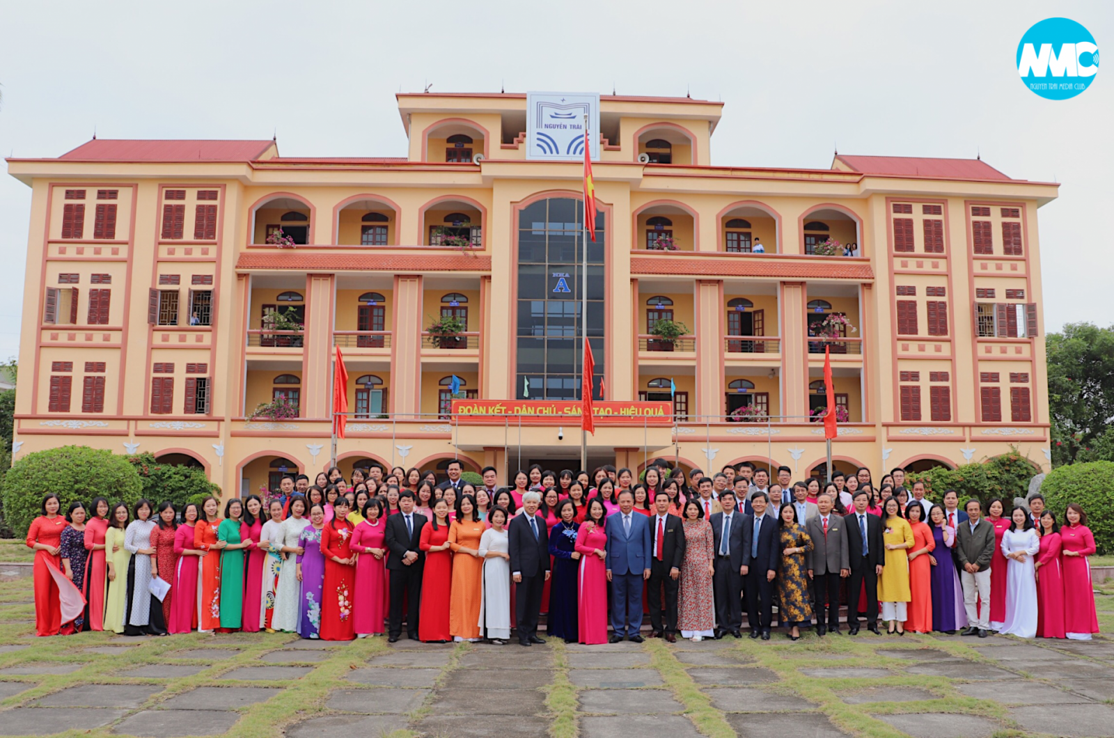 Trường Chuyên Nguyễn Trãi vinh dự đón đoàn cán bộ tỉnh Hải Dương đến thăm nhân ngày Nhà giáo Việt Nam.