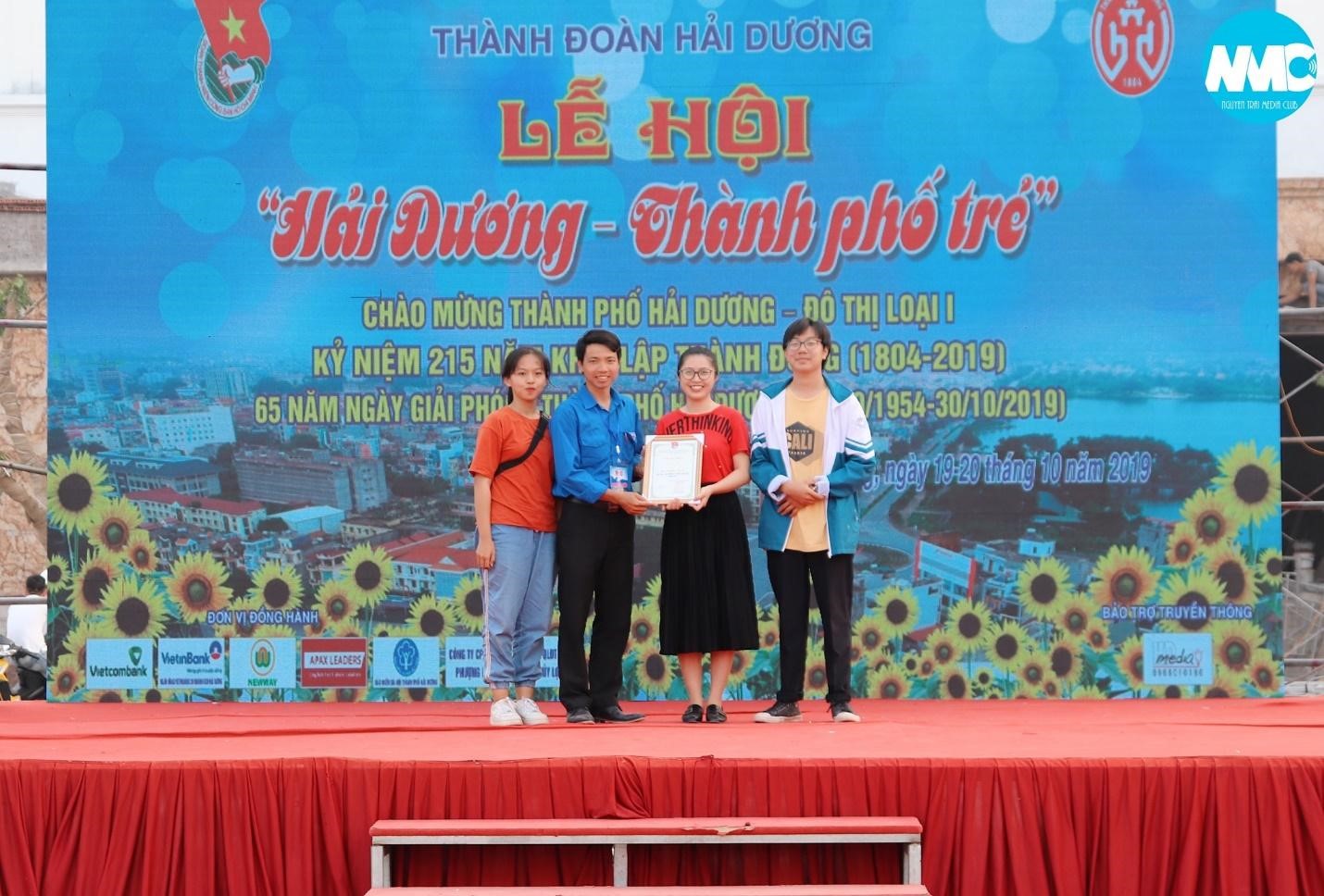 Đoàn trường Chuyên Nguyễn Trãi đạt giải nhất hội trại và giải Ba liên hoan Hát về Thành phố trẻ trong chuỗi hoạt động Chào mừng thành phố Hải Dương lên đô thị loại 1.