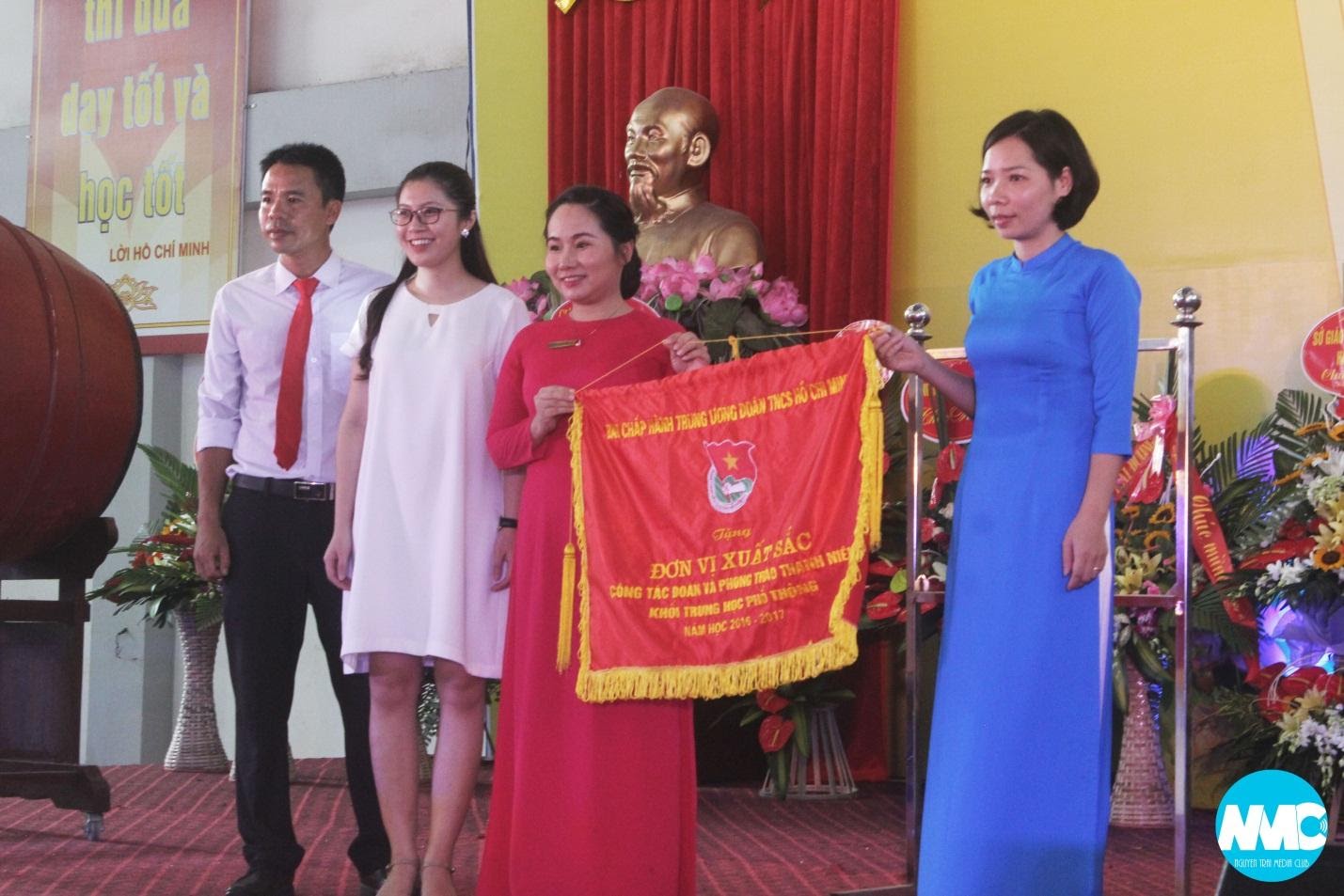 Đoàn trường THPT chuyên Nguyễn Trãi nhận Cờ thi đua của TW Đoàn TNCS Hồ Chí Minh, 9/2017