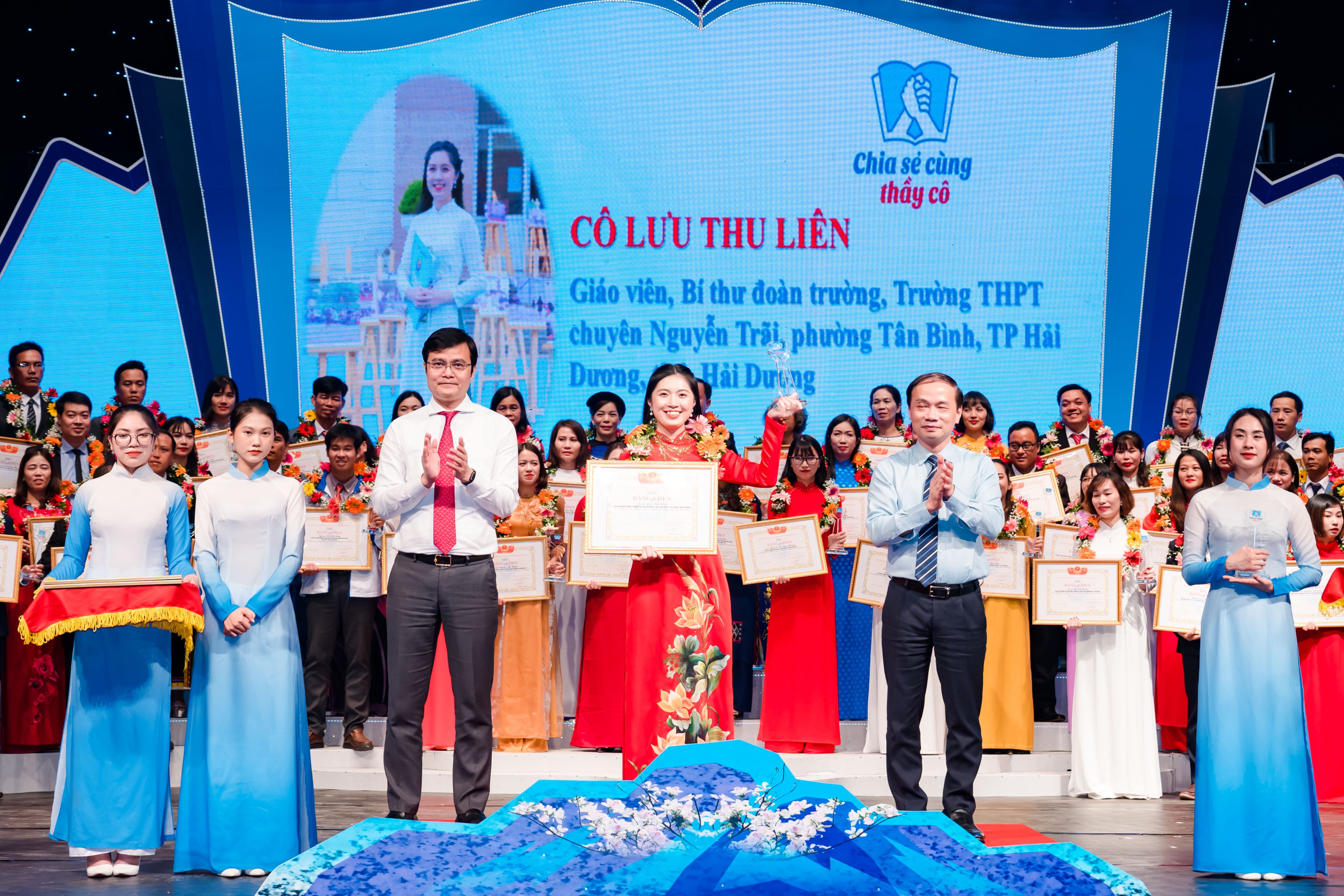 Cô Lưu Thu Liên - Bí thư Đoàn trường THPT Chuyên Nguyễn Trãi được vinh danh tại Chương trình “Chia sẻ cùng thầy cô” năm 2022