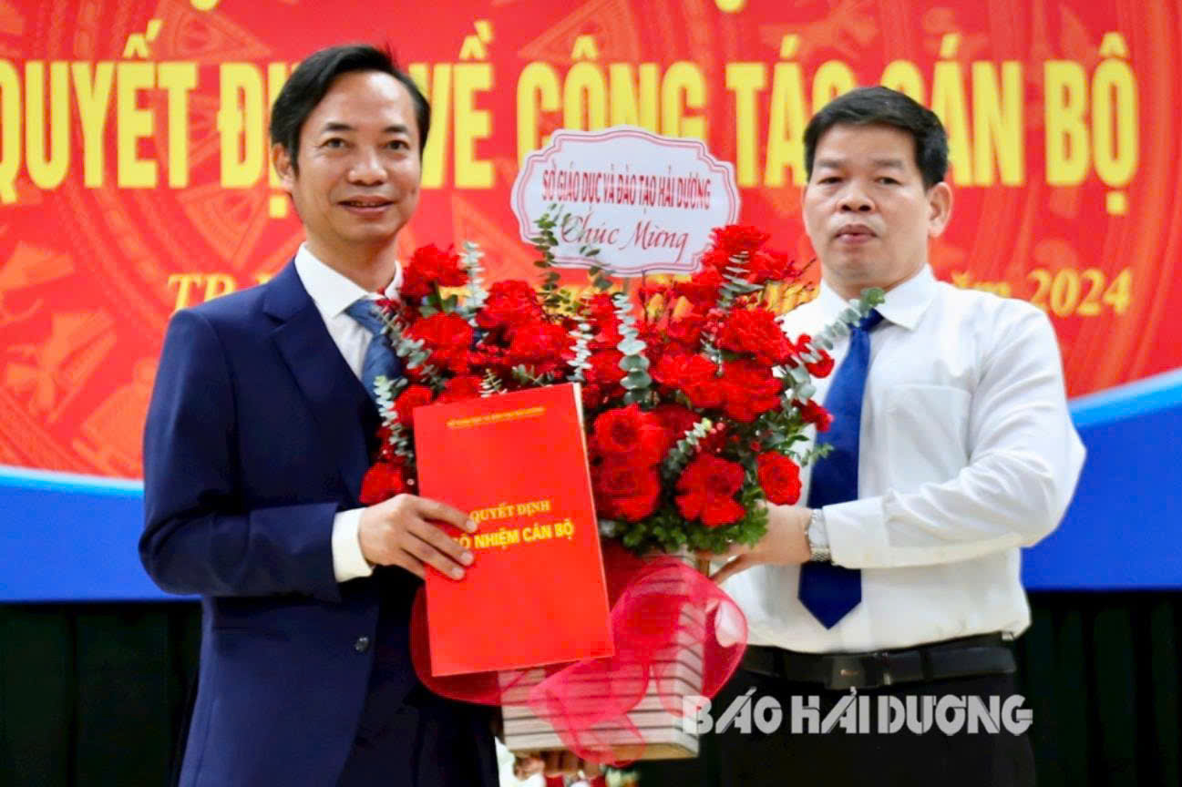 CỔNG TRƯỜNG THPT HỒNG QUANG NẰM TRÊN PHỐ CHƯƠNG DƯƠNG