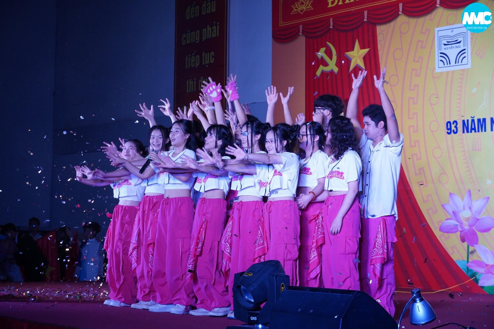 Ngày hội chuyên Nguyễn Trãi 2024: tiết mục múa Hoa đất nước đến từ chi đoàn 10 Hoá