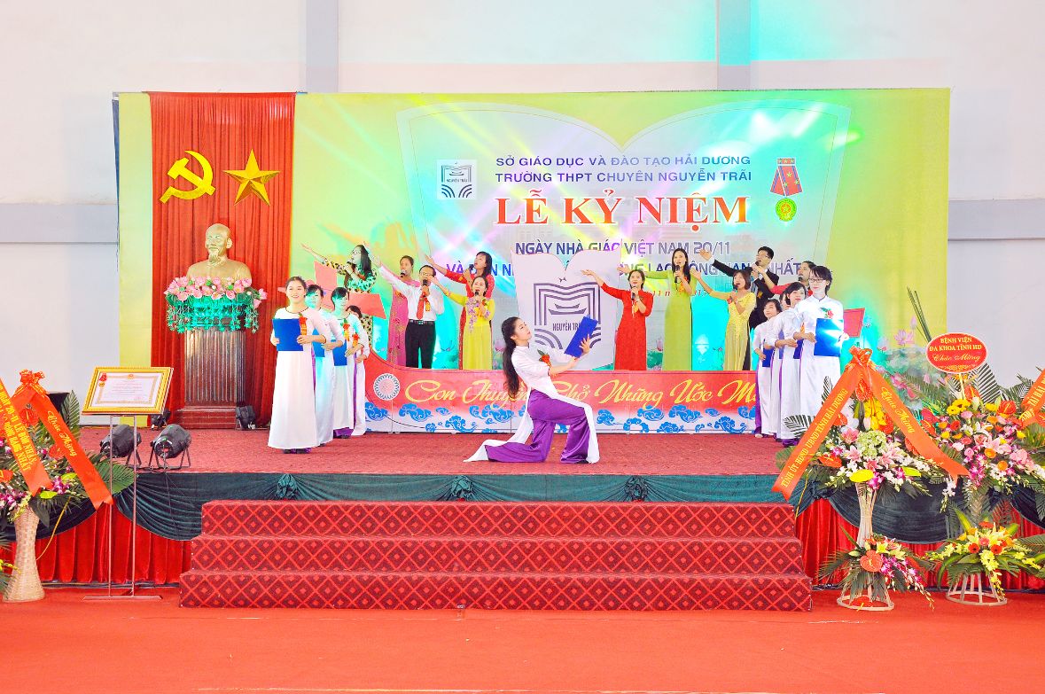 Tiết mục văn nghệ của thầy cô chào mừng ngày Nhà giáo Việt Nam 20-11-2015