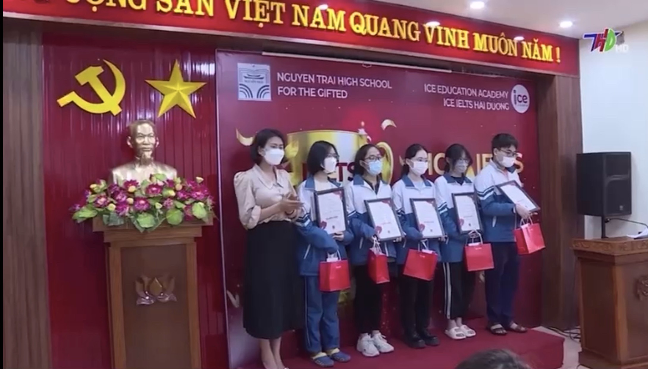 Học viện đào tạo ICE trao học bổng và tặng quà cho các HS chuyên Nguyễn Trãi. Năm học: 2021-2022