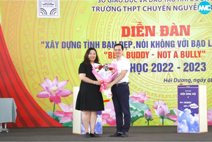 Diễn đàn “Xây dựng tình bạn đẹp - Nói không với bạo lực học đường” tại THPT Chuyên Nguyễn Trãi