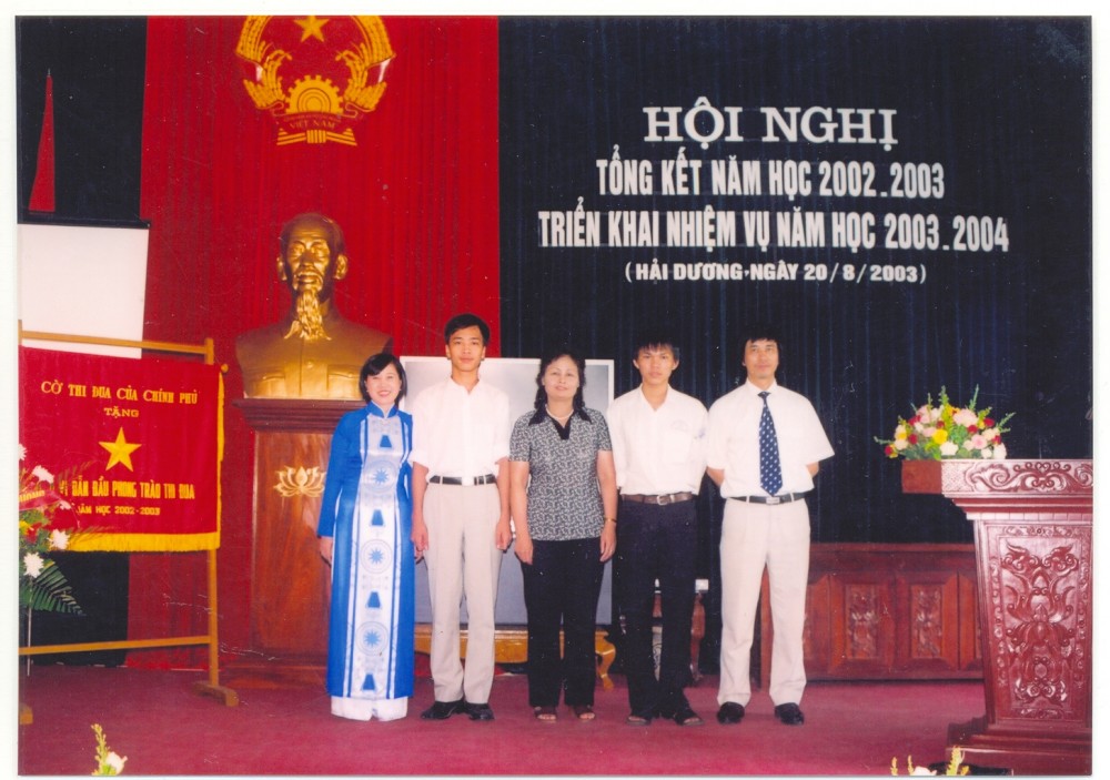 Trường THPT chuyên Nguyễn Trãi đón nhận Cờ thi đua của Thủ tướng Chính phủ, 2003