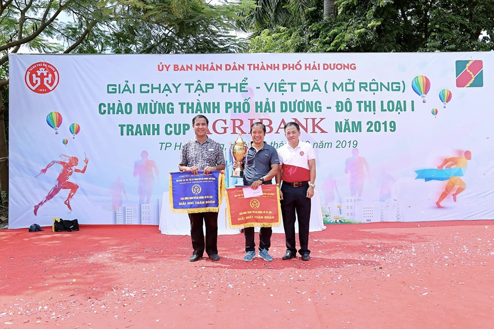 Giải Nhất chạy tập thể việt dã cúp Thành Phố của trường Chuyên Nguyễn Trãi