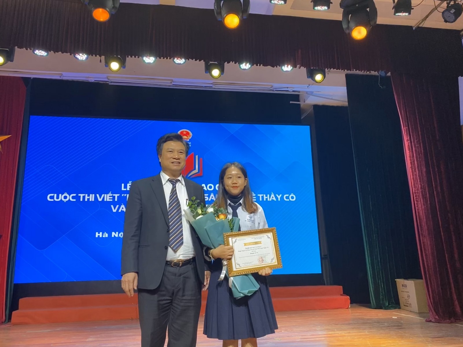 Bạn Nguyễn Thị Nhung - 12 A1 xuất sắc đạt giải Ba quốc gia cuộc thi viết “Những kỉ niệm sâu sắc về thầy cô và mái trường mến yêu”.