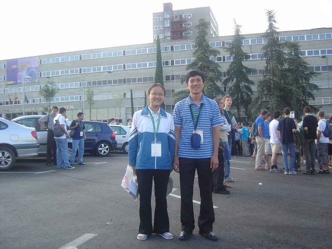 Thầy Nghị chụp cùng Đỗ Thu Thảo - HCB Toán Quốc tế IMO lần thứ 48, 2008