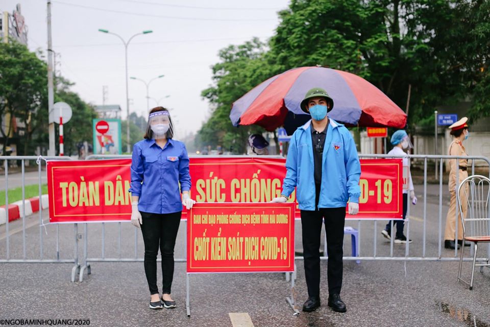 Hoạt động tình nguyện trực chốt phòng, chống dịch COVID-19 của chi đoàn Giáo viên chuyên Nguyễn Trãi